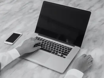 best-freelance-digital-marketer-in-Trivandrum-using-laptop-for-seo