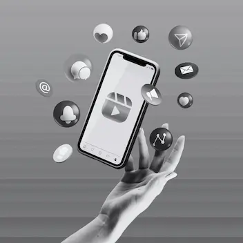 best-freelance-digital-marketer-in-Trivandrum-using-smart-phone